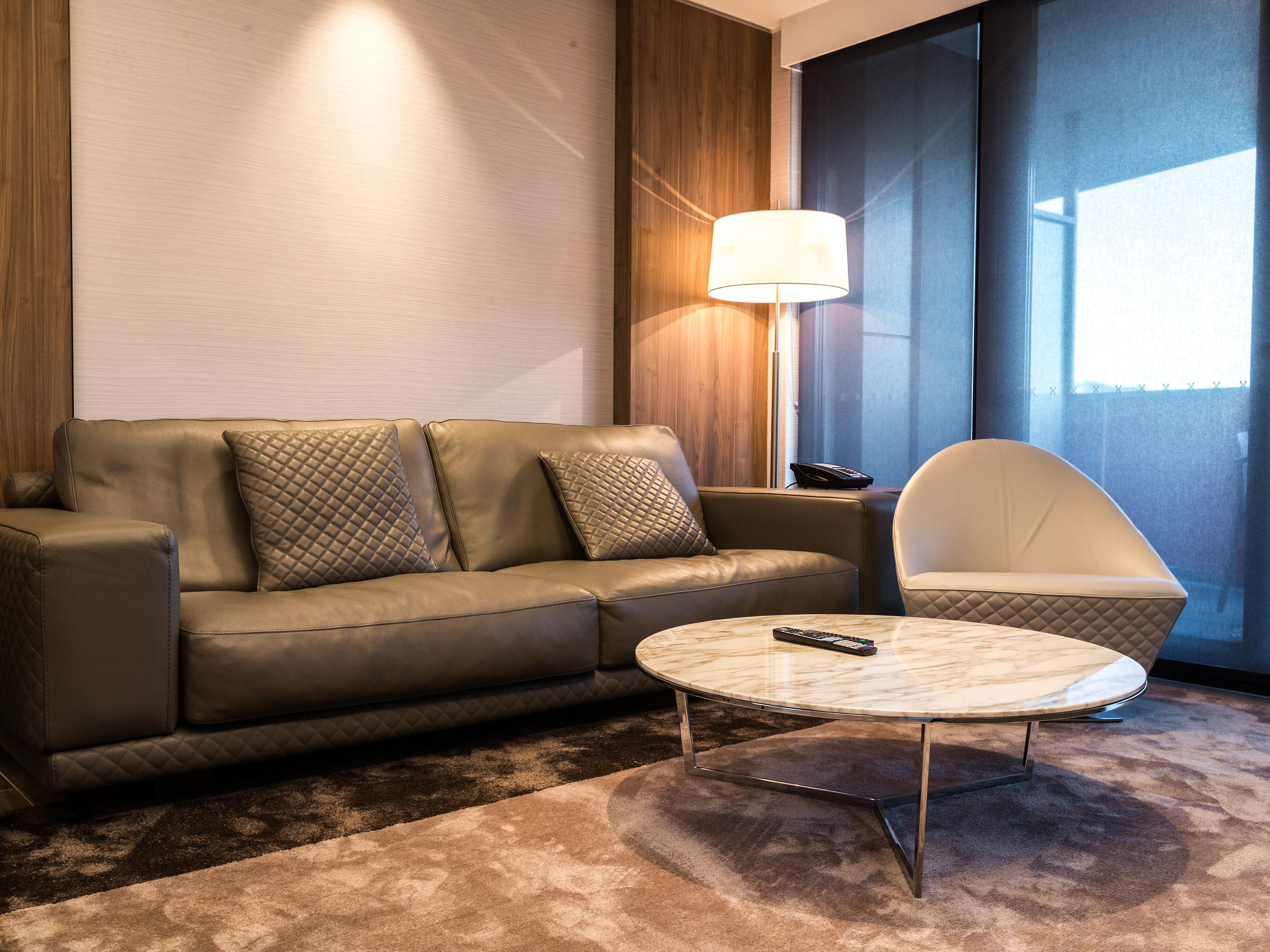 The Branksome Hotel & Residences Sidney Exterior foto A living room in a suite at the Ritz-Carlton, Kuala Lumpur
