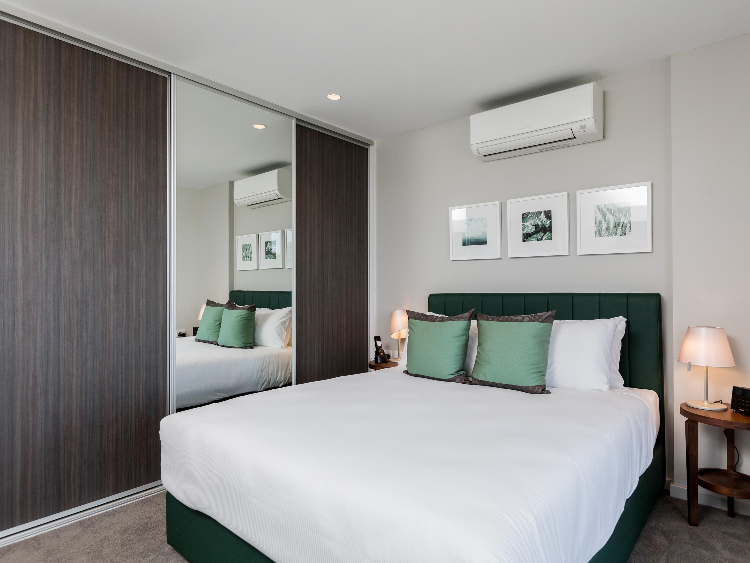 The Branksome Hotel & Residences Sidney Exterior foto A bedroom in a serviced apartment