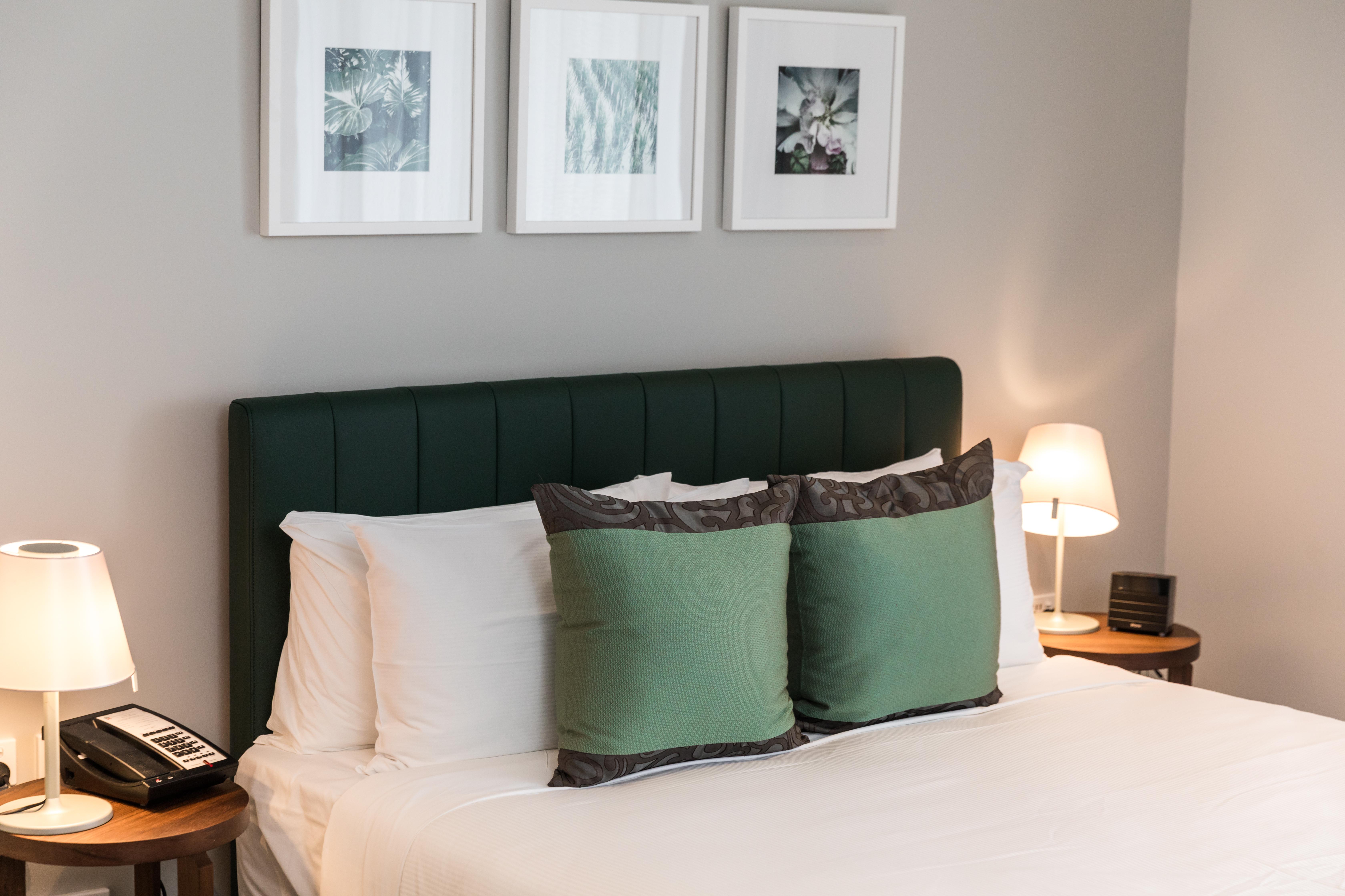 The Branksome Hotel & Residences Sidney Exterior foto A bed with cushions