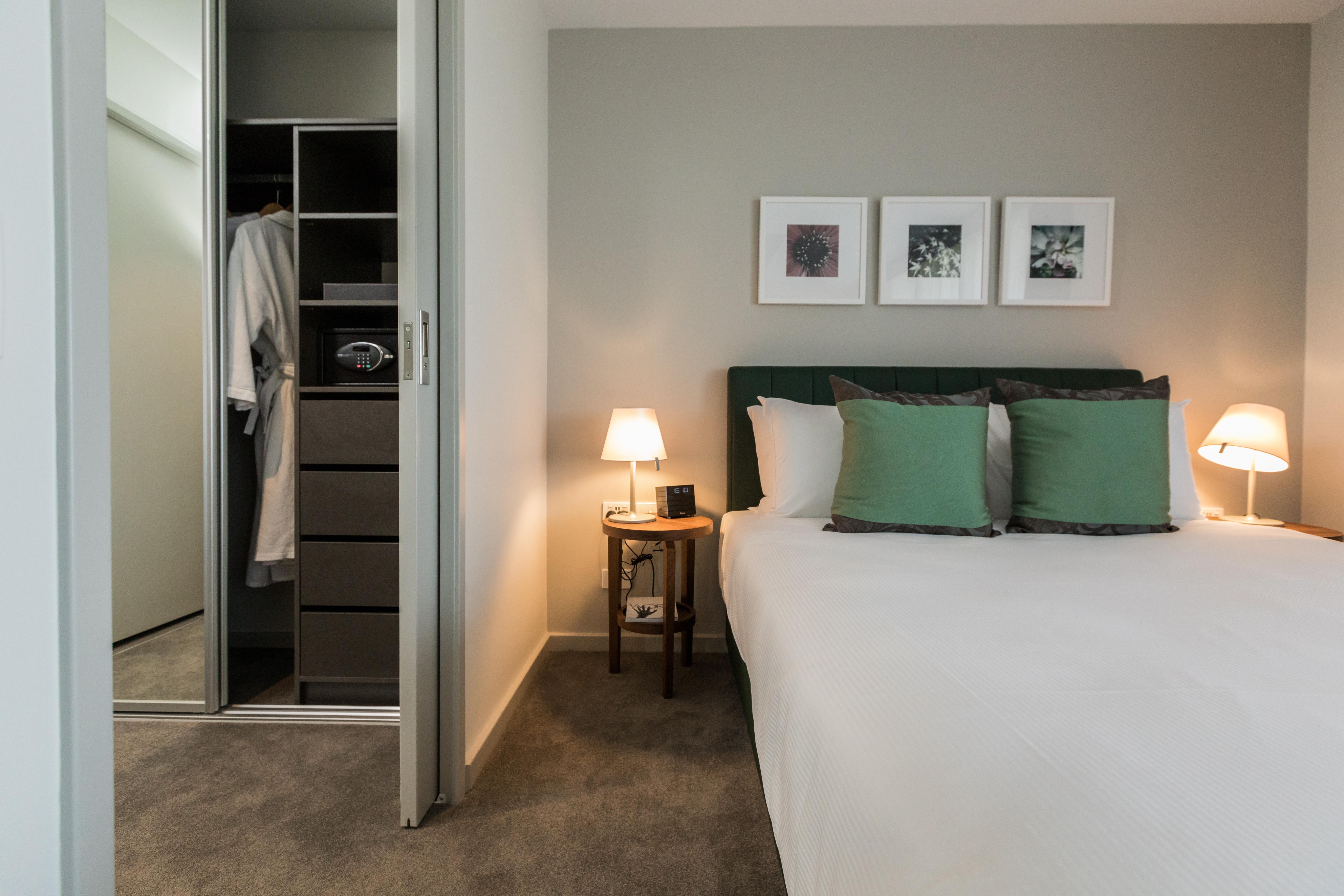 The Branksome Hotel & Residences Sidney Exterior foto A bedroom at the hotel