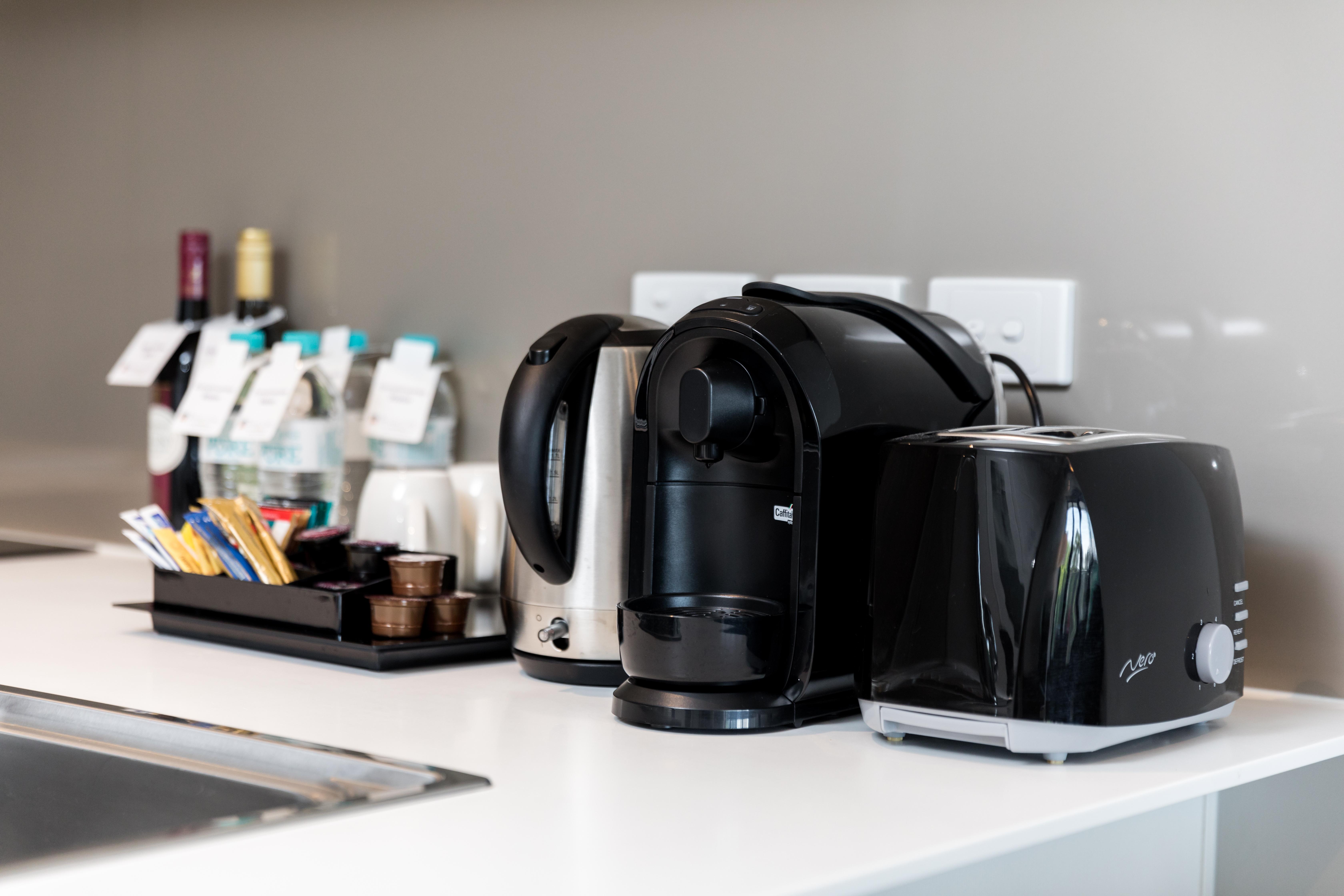 The Branksome Hotel & Residences Sidney Exterior foto A coffee machine, kettle and toaster