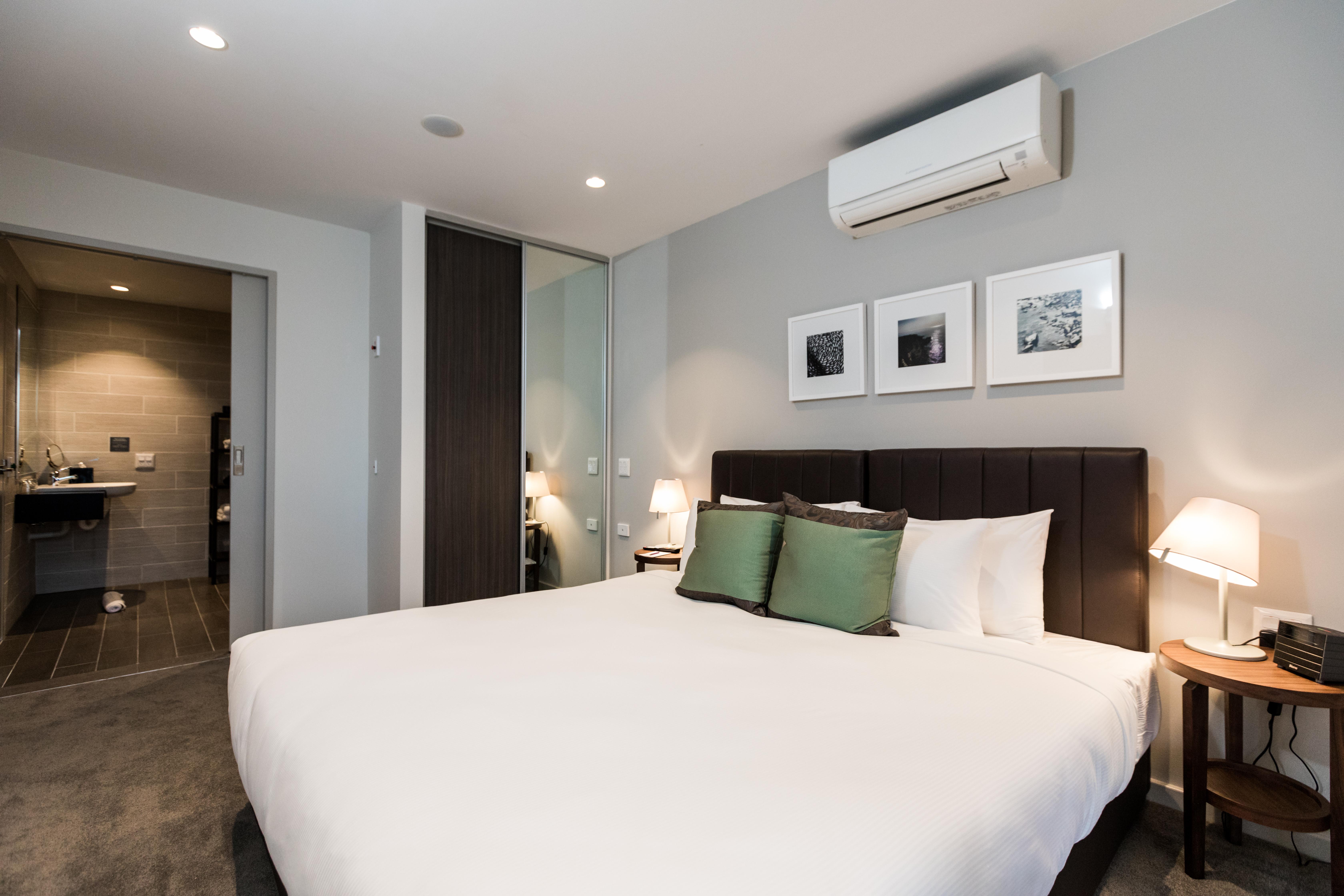 The Branksome Hotel & Residences Sidney Exterior foto A bedroom at the hotel
