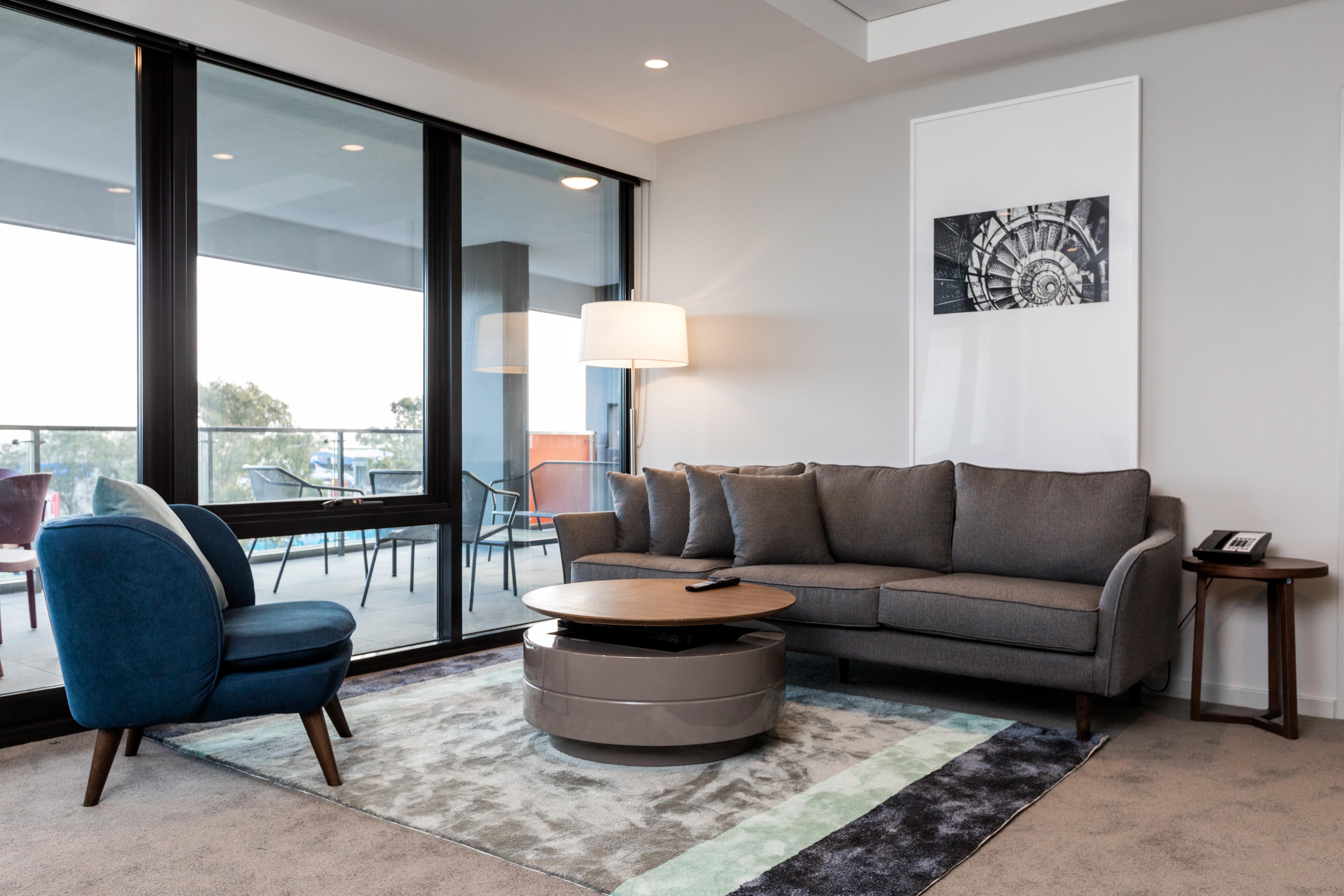 The Branksome Hotel & Residences Sidney Exterior foto A living room in a typical apartment