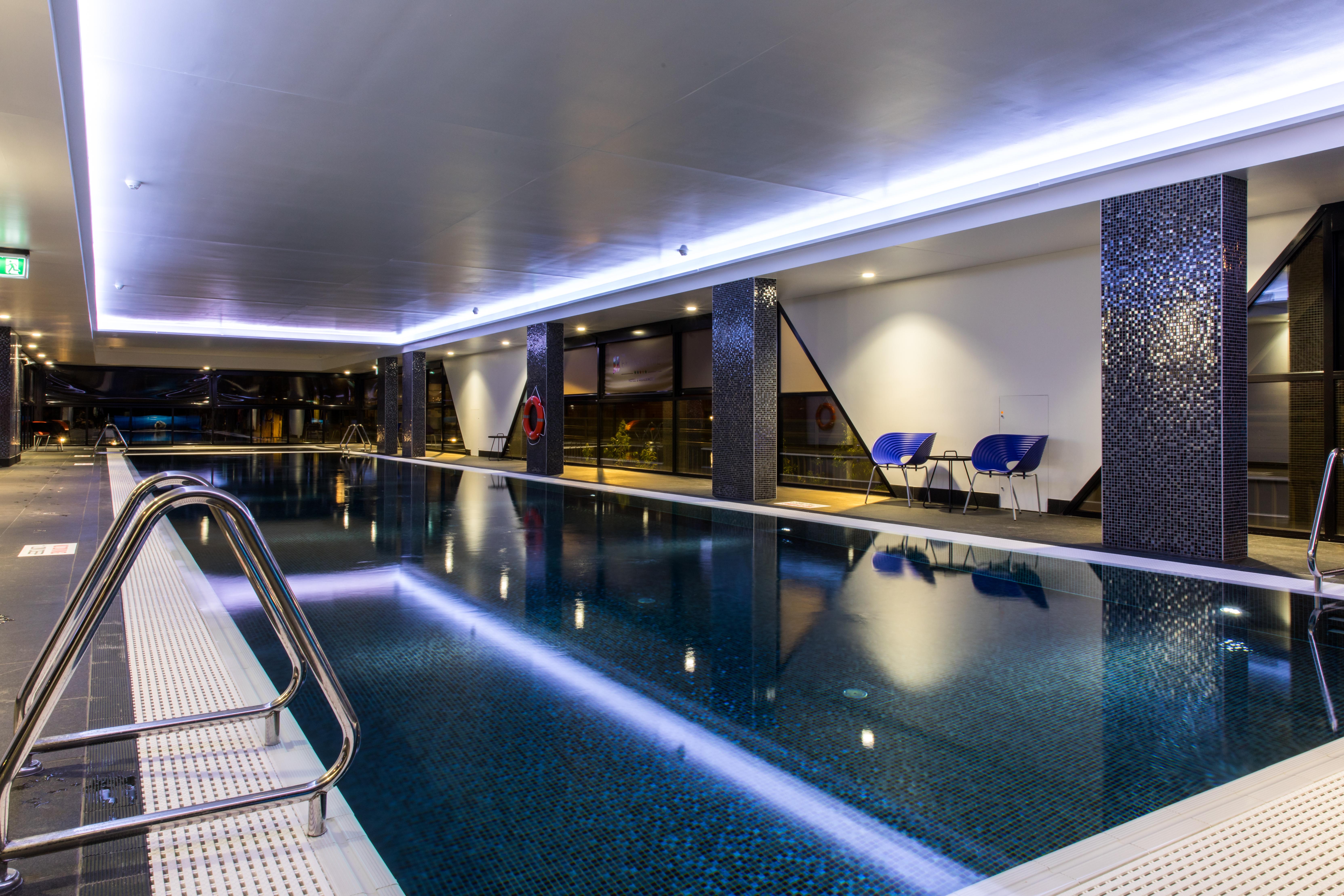 The Branksome Hotel & Residences Sidney Exterior foto The swimming pool at the hotel