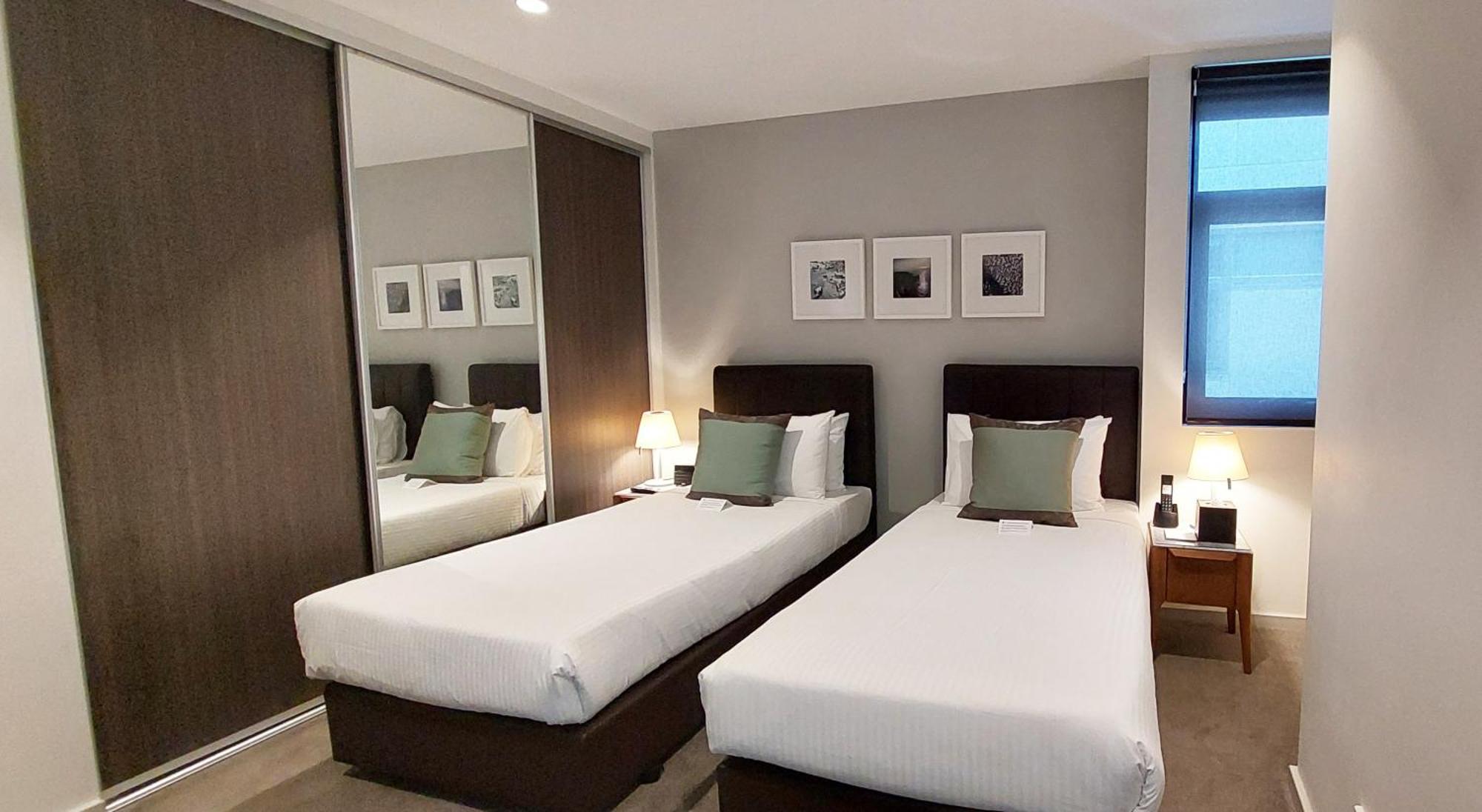 The Branksome Hotel & Residences Sidney Exterior foto A bedroom with two single beds