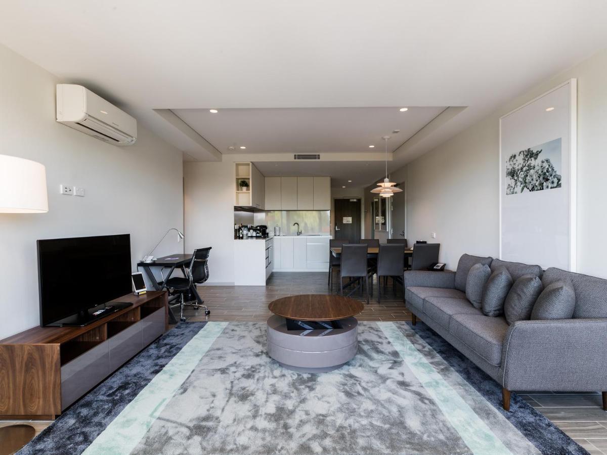 The Branksome Hotel & Residences Sidney Exterior foto A living room in a typical apartment