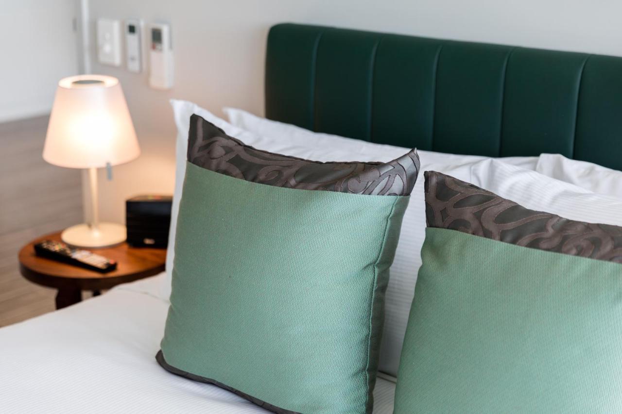 The Branksome Hotel & Residences Sidney Exterior foto Cushions on a bed