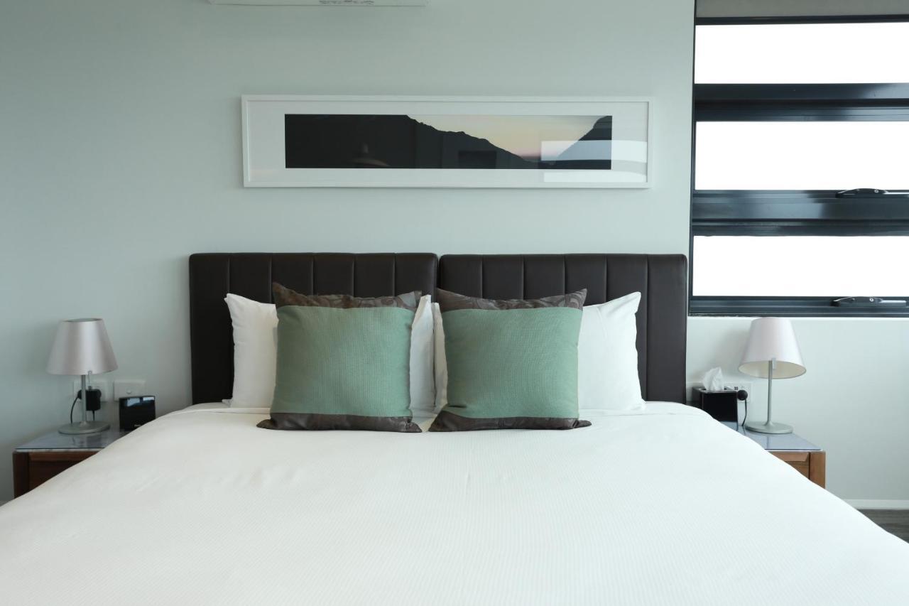 The Branksome Hotel & Residences Sidney Exterior foto A bedroom at the hotel