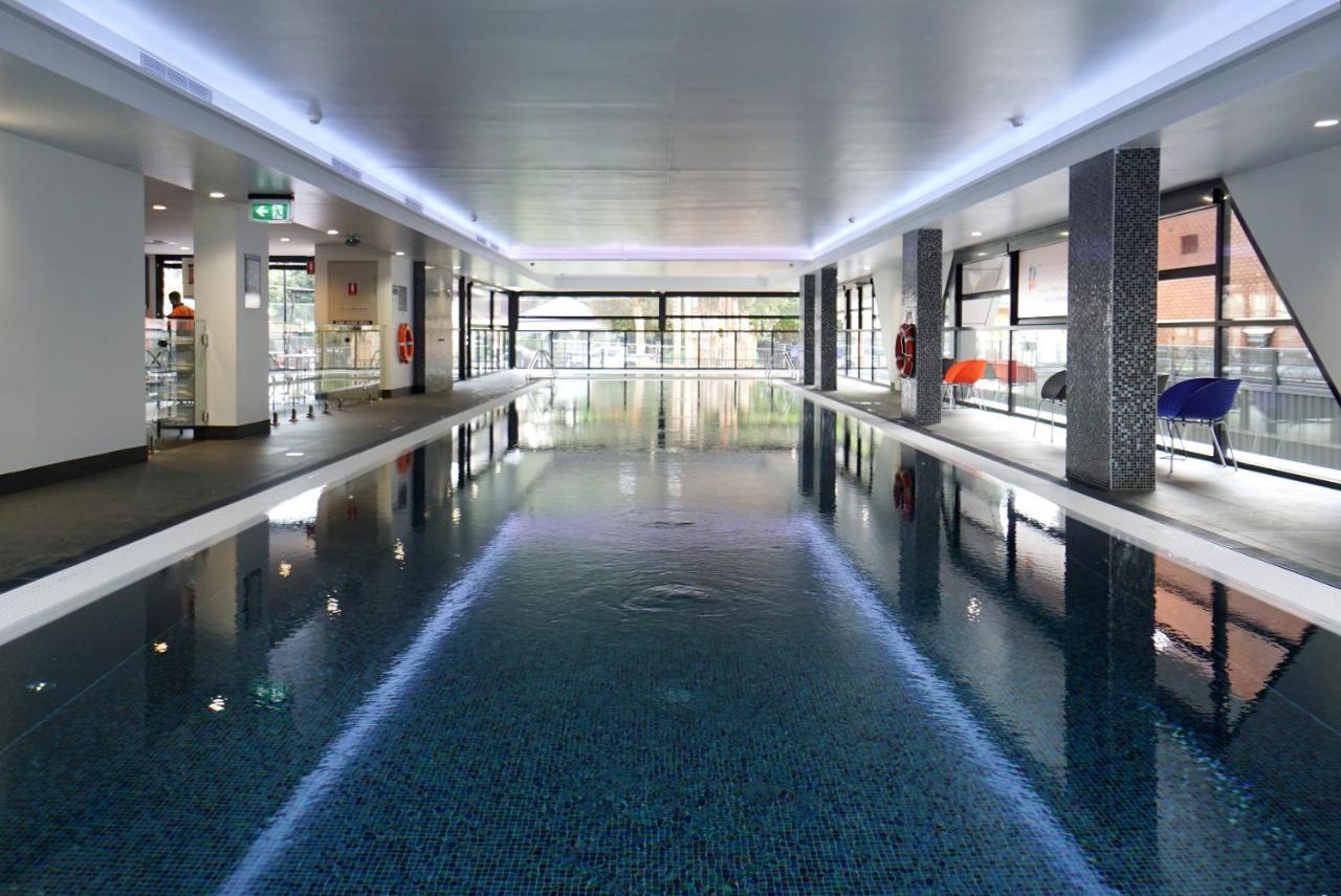 The Branksome Hotel & Residences Sidney Exterior foto Swimming pool